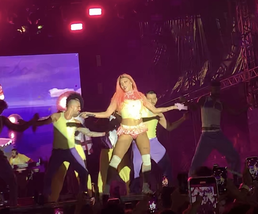 Pabllo Vittar arrasta uma multidão de fãs em show repleto de hits em no 46º Encontro Nacional de Folguedos, em Teresina