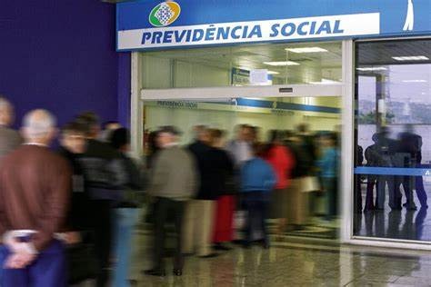 Paralisação por tempo indeterminado foi aprovada em plenária nacional e busca valorização profissional.