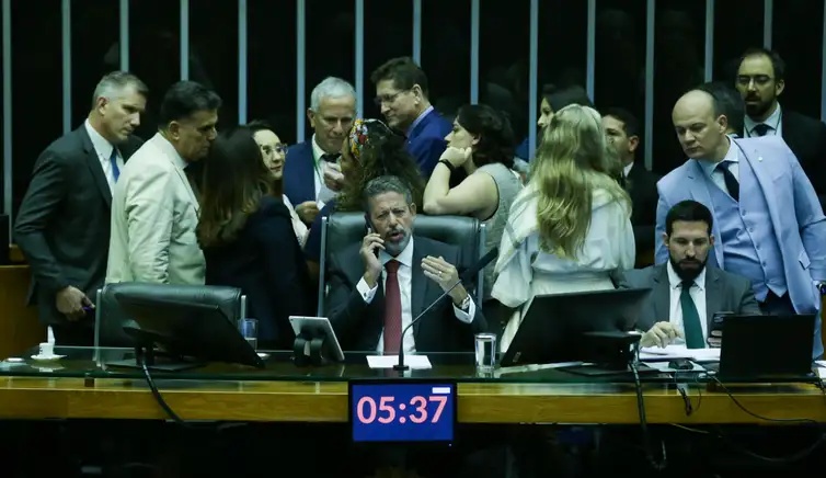 PEC perdoa multas e cotas raciais