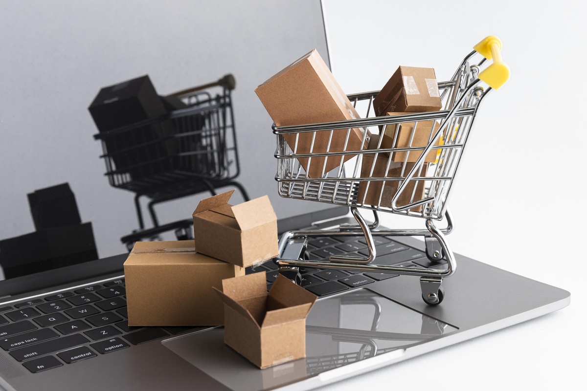 Plataformas como Shopee e AliExpress começarão a aplicar nova taxação em compras de até US$ 50 a partir deste sábado.