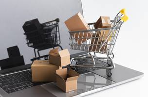 Plataformas como Shopee e AliExpress começarão a aplicar nova taxação em compras de até US$ 50 a partir deste sábado. (Foto: Reprodução/Freepik)