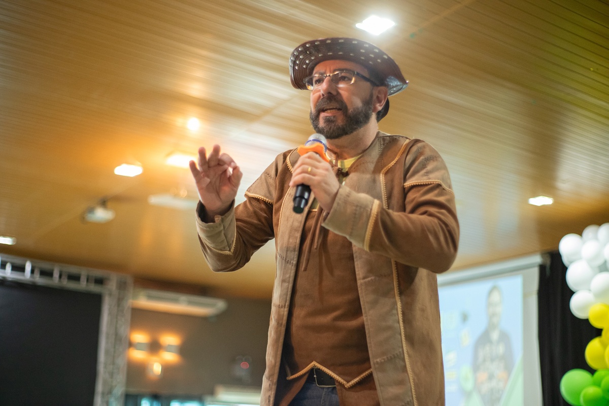 Professor Ajosé Fontinelle.