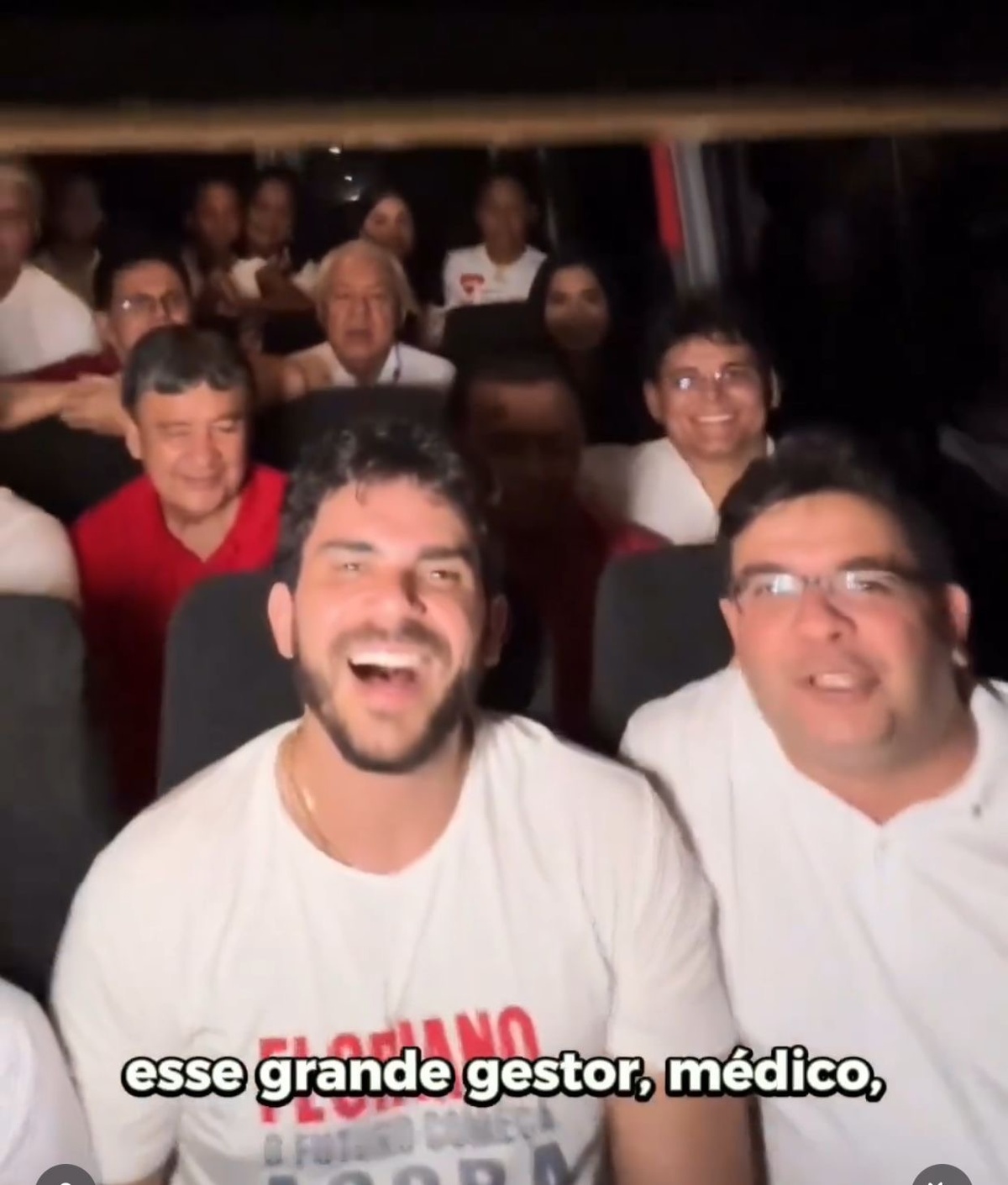 Rafael e mais uma aposta sua: Kalume, candidato em Floriano. Atrás, no ônibus, Wellington Dias e sua camisa vermelha