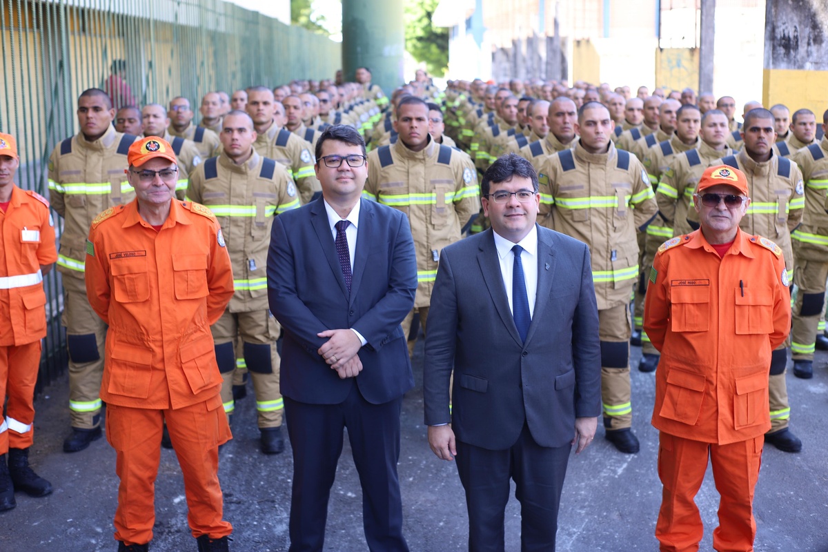 Rafael Fonteles e Chico Lucas na cerimônia de posse dos novos bombeiros