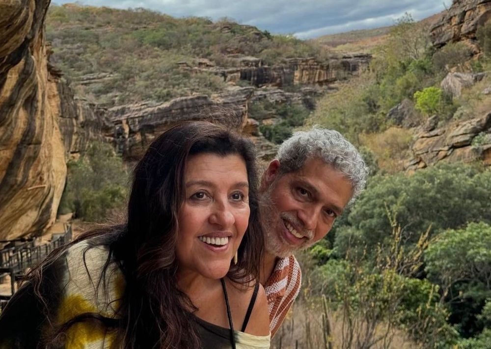 Regina Casé e o marido em férias no Piauí
