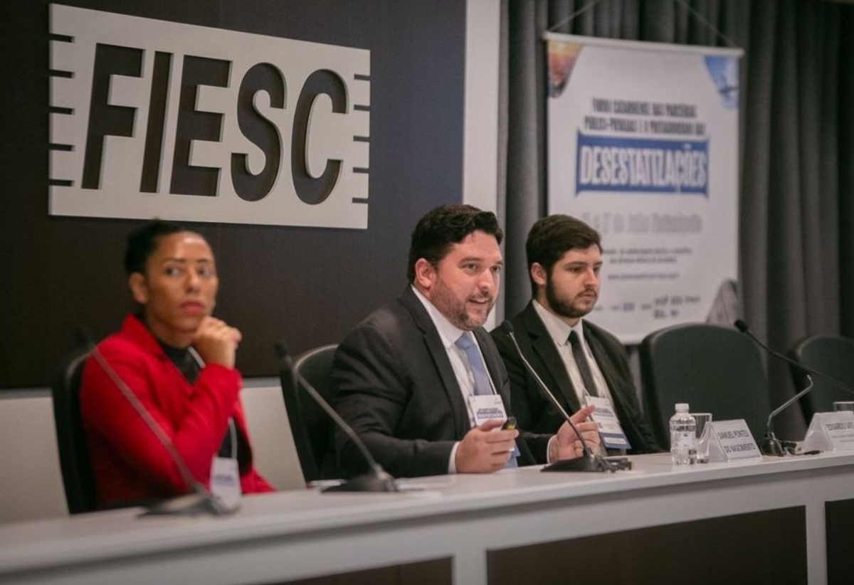 Secretário Samuel Nascimento falando dos negócios entre o Estado e a iniciativa privada em Santa Catarina.