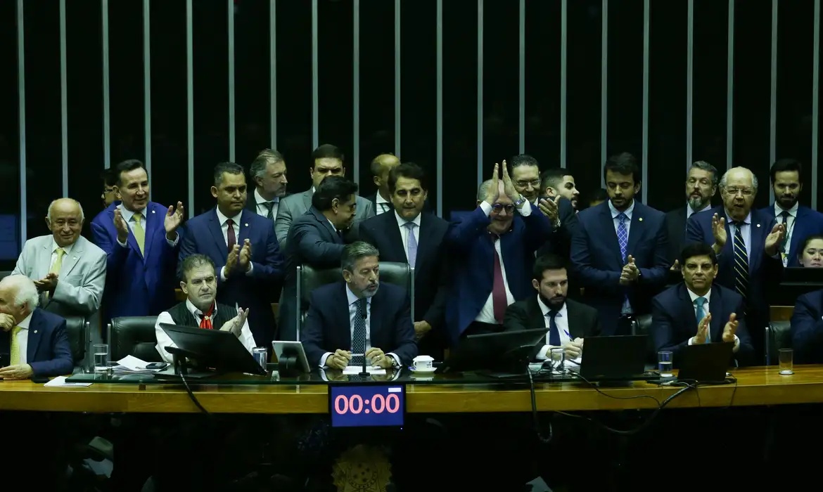 Texto-base da reforma tributária foi aprovado na câmara com ampliação de isenções