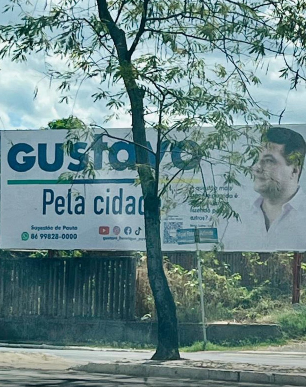 Um outdoor desses deve custar umas boas pancadinhas