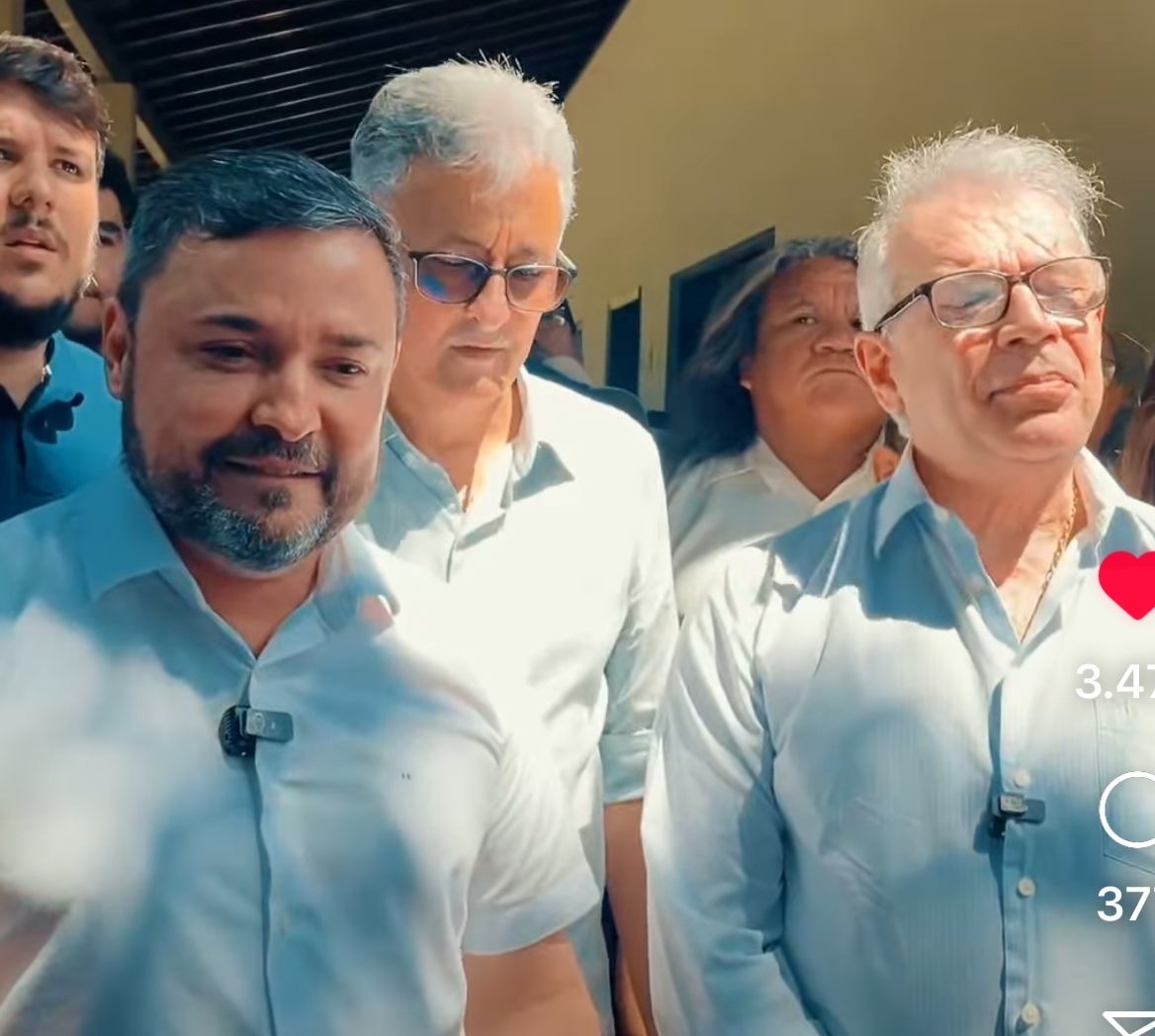 Uma Imagem desnecessária. JVC faria melhor se ficasse cuidando dos seus negócios, longe dessa disputa, que não é dele