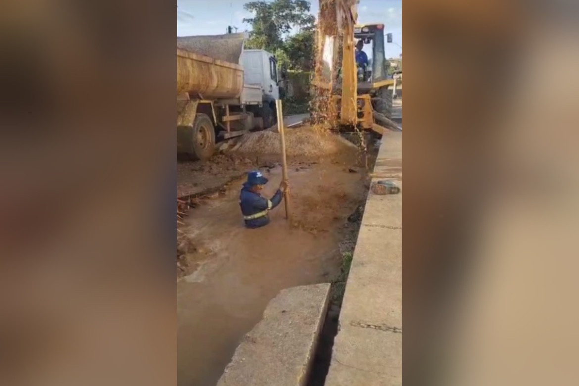 Valas profundas abertas nas ruas “prendendo” moradores em suas casas
