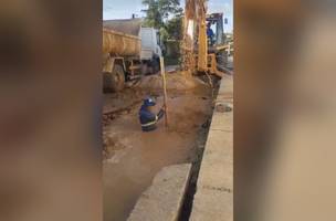 Valas profundas abertas nas ruas “prendendo” moradores em suas casas (Foto: Reprodução)