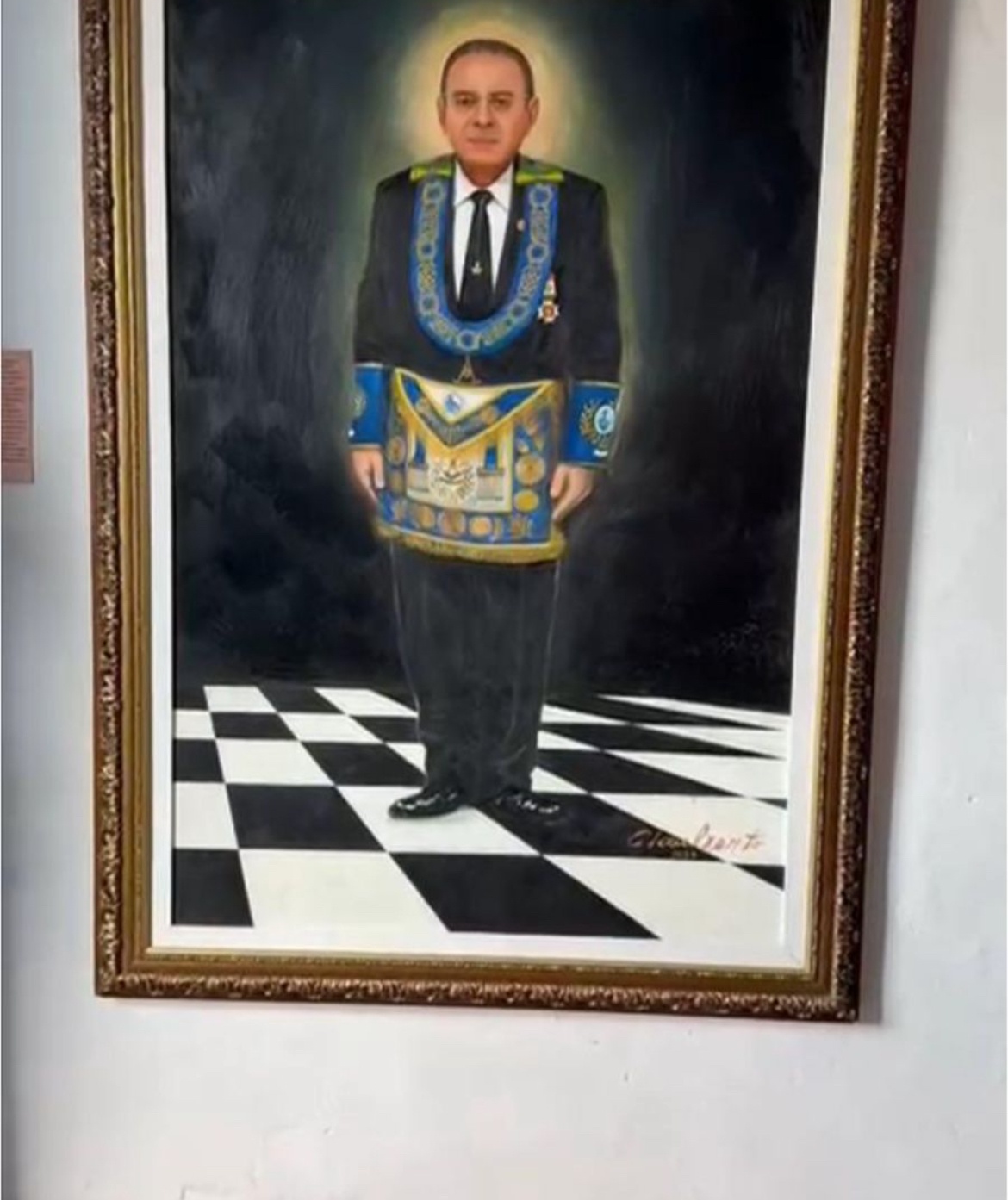Valdeci Cavalcante em homenagem a si próprio, com quadro na parede da Casa Grande