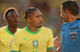 Vini Jr e Raphinha criticam arbitragem de Jesús Valenzuela. (Foto: Reprodução/Ezra Shaw/ Getty Images via AFP)