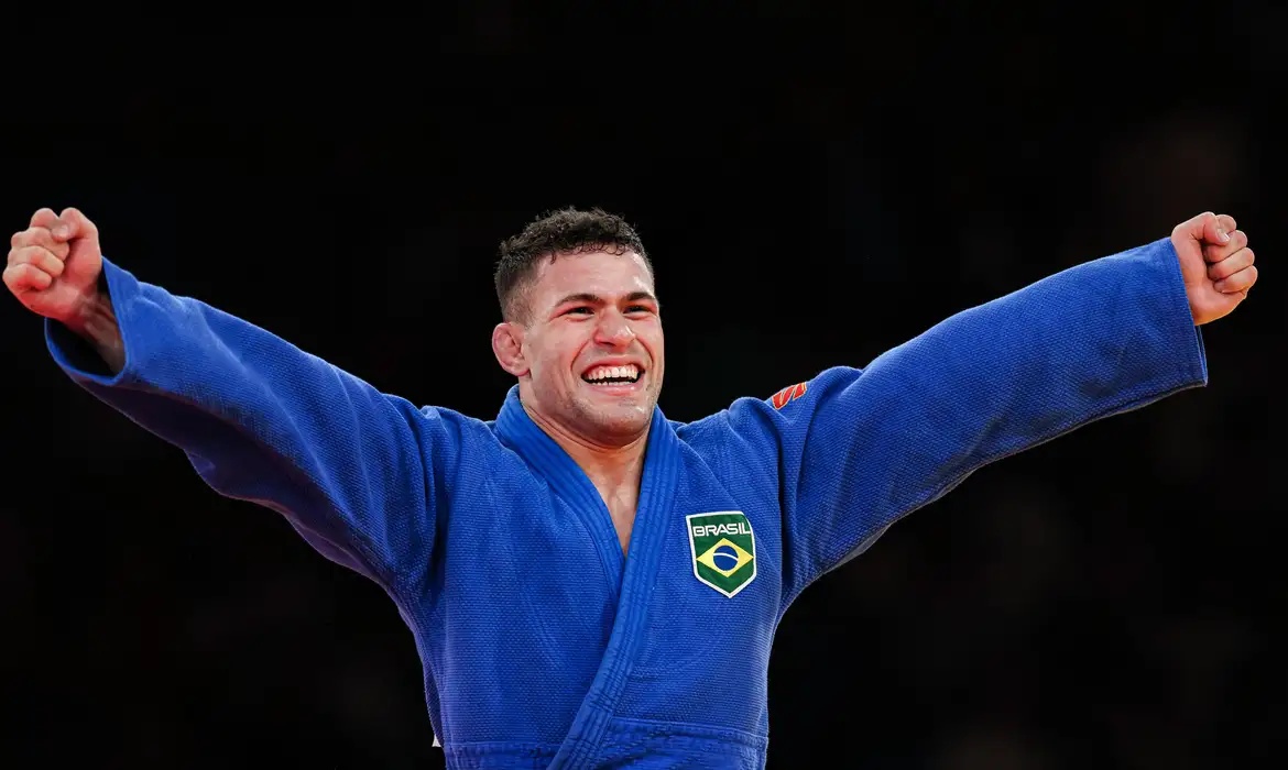 Willian Lima garante medalha de prata e coloca Brasil no pódio em Paris.