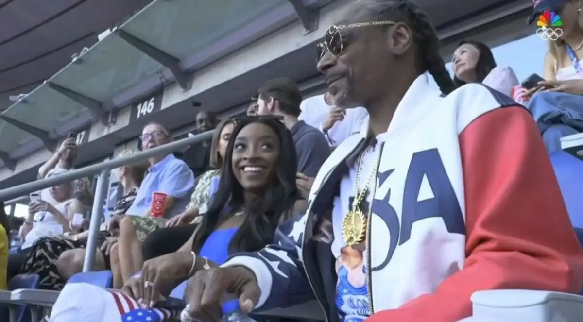 A ginasta americana Simone Biles, ao lado do rapper Snoop Dogg, experimenta pela primeira vez a emoção de assistir a uma competição de atletismo durante os Jogos Olímpicos.