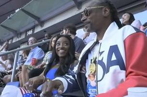 A ginasta americana Simone Biles, ao lado do rapper Snoop Dogg, experimenta pela primeira vez a emoção de assistir a uma competição de atletismo durante os Jogos Olímpicos. (Foto: Reprodução/Instagram)