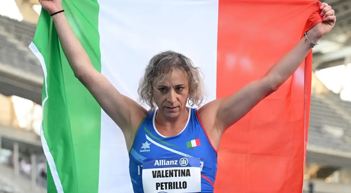 A italiana de 50 anos, que é deficiente visual, fará história nos 200m e 400m em Paris 2024.