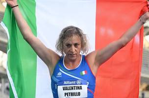 A italiana de 50 anos, que é deficiente visual, fará história nos 200m e 400m em Paris 2024. (Foto: Reprodução/Matthias Hangst/Getty Images)