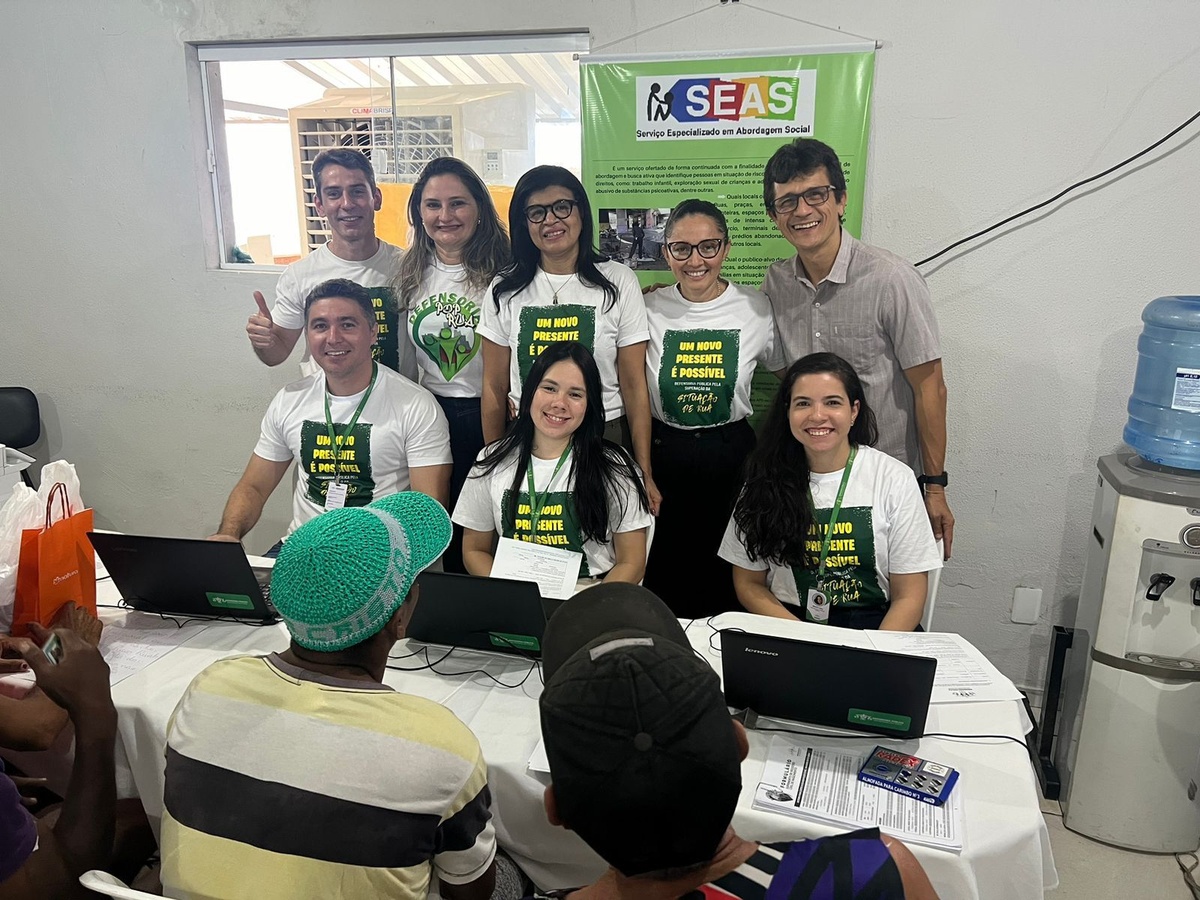 Ação em Teresina oferece atendimentos gratuitos à população em situação de rua.