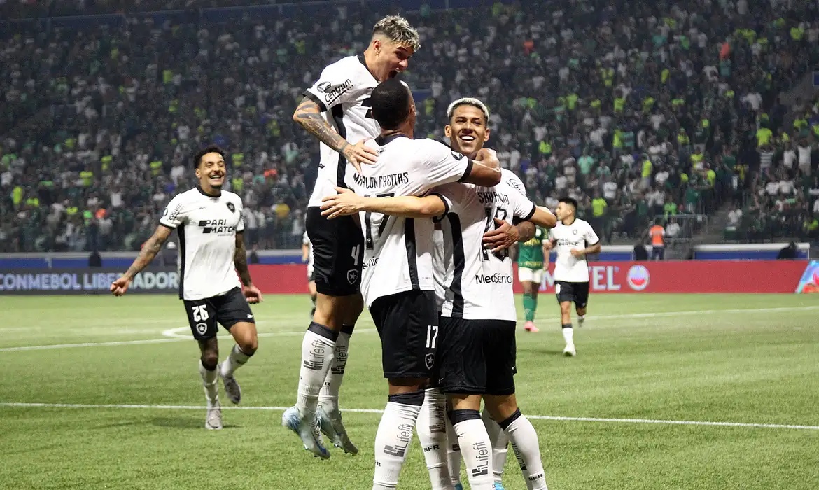 Alvinegro avança após empate em 2 a 2 no Allianz Parque, com gols de Igor Jesus e Savarino.