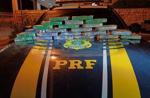 Apreensão de 25 kg de cocaína e munição ocorre durante abordagem na BR-135; casal estava com filha de 4 anos. (Foto: Reprodução/PRF)