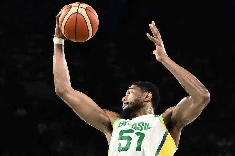 Bruno Caboclo pode retornar à NBA após destaque nas Olimpíadas de Paris 2024.