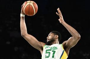 Bruno Caboclo pode retornar à NBA após destaque nas Olimpíadas de Paris 2024. (Foto: Reprodução/ARIS MESSINIS/AFP)