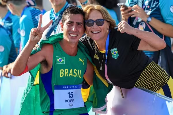 Caio Bonfim e sua mãe e também treinadora