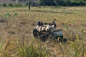 Carro capota e jovem fica gravemente ferido na BR-315, no interior do Piauí (Foto: Divulgação/PRF-PI)