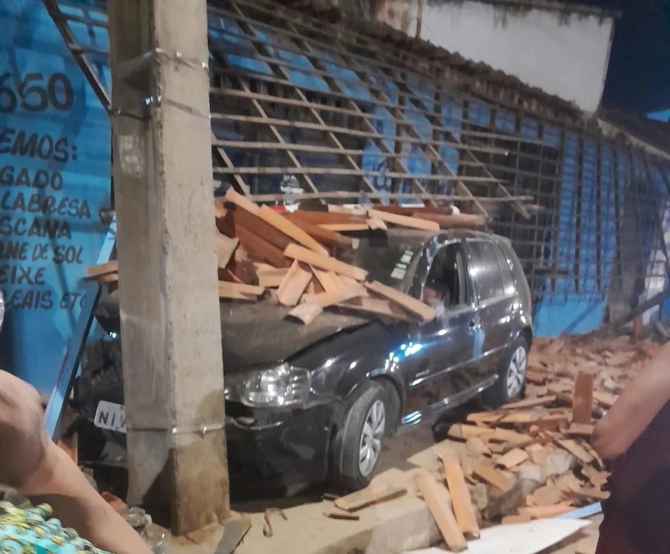 Carro perde o controle e invade ponto comercial na zona Norte de Teresina