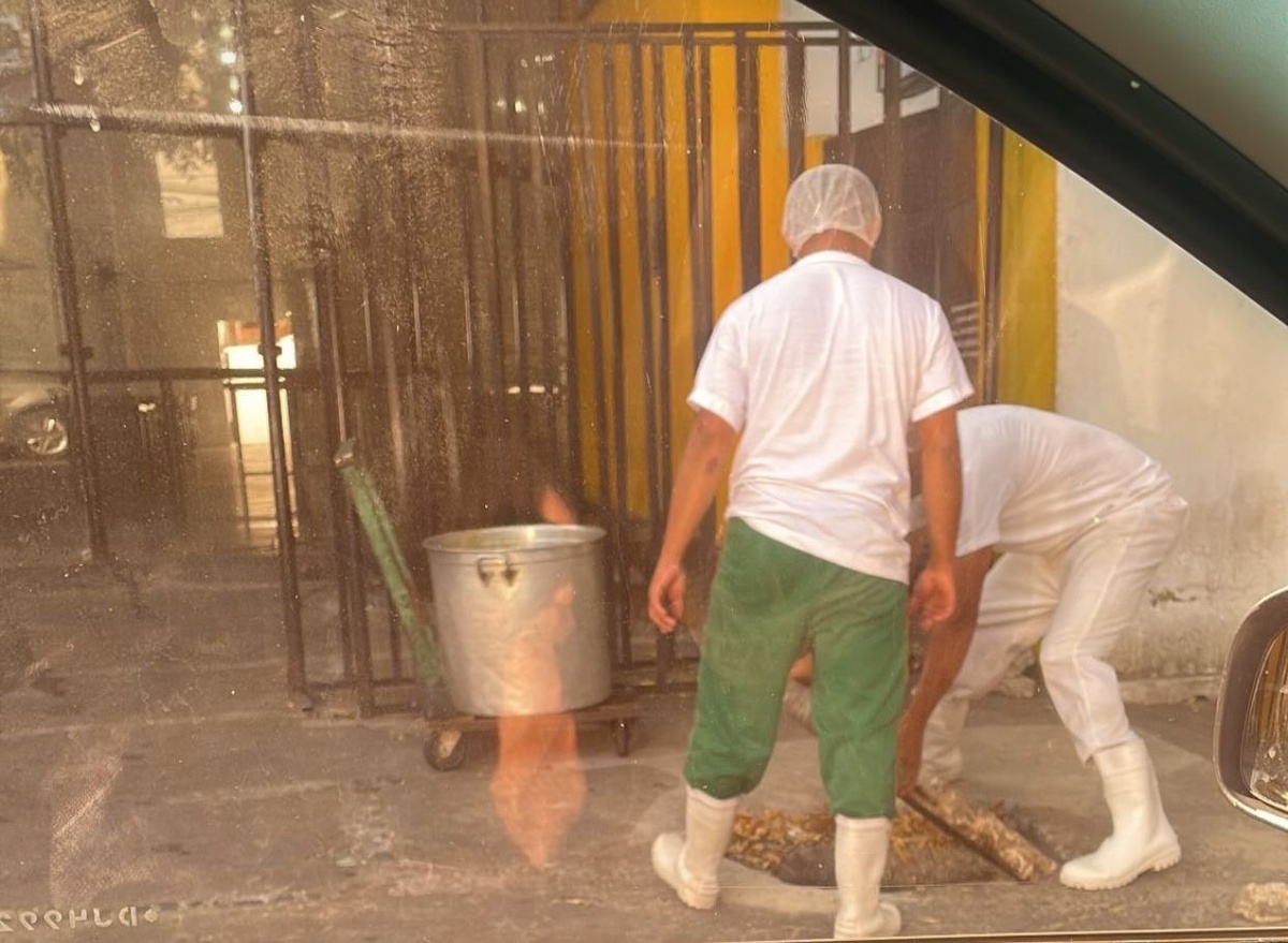 Cena deplorável: cozinheiros do restaurante popular jogando no esgoto a comida que sobra