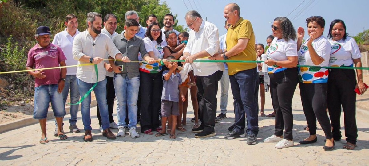 Cena hilária: até secretários do governo numa inauguração em Parnaíba… observe por baixo, que atras deles não há ninguém. Cadê o povo?