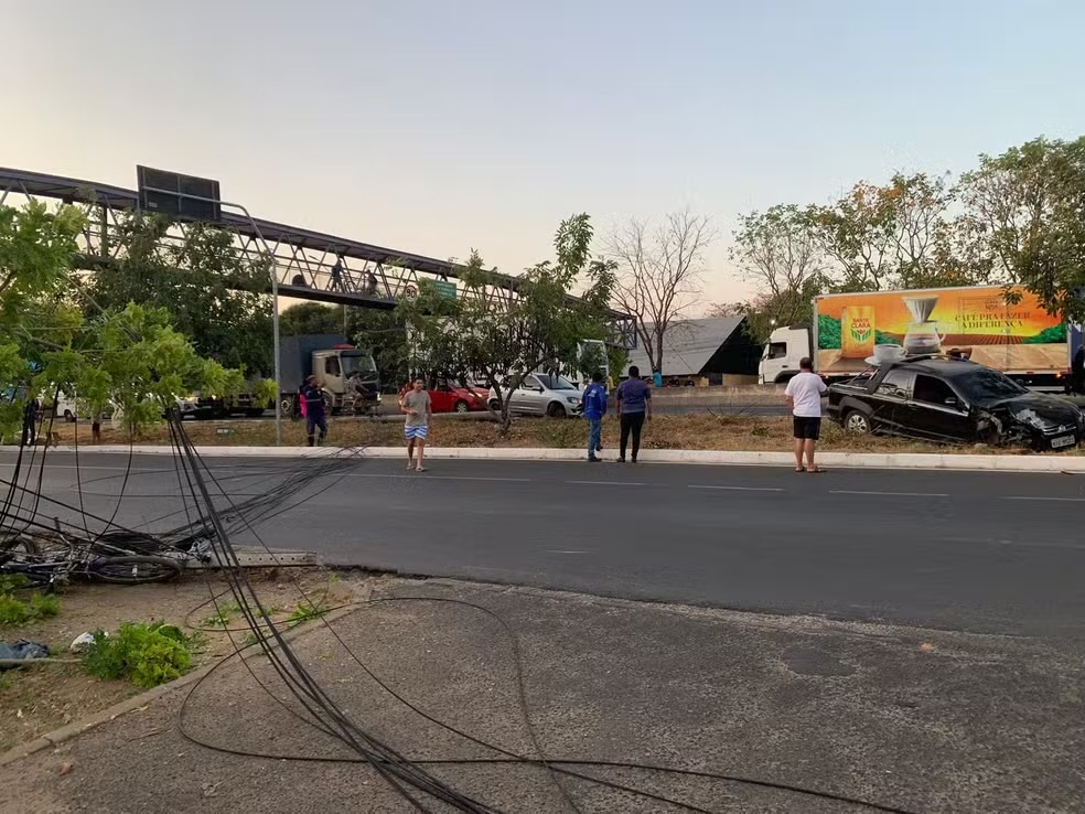 Ciclista é atingido por fios elétricos após caminhão derrubar poste na BR-316