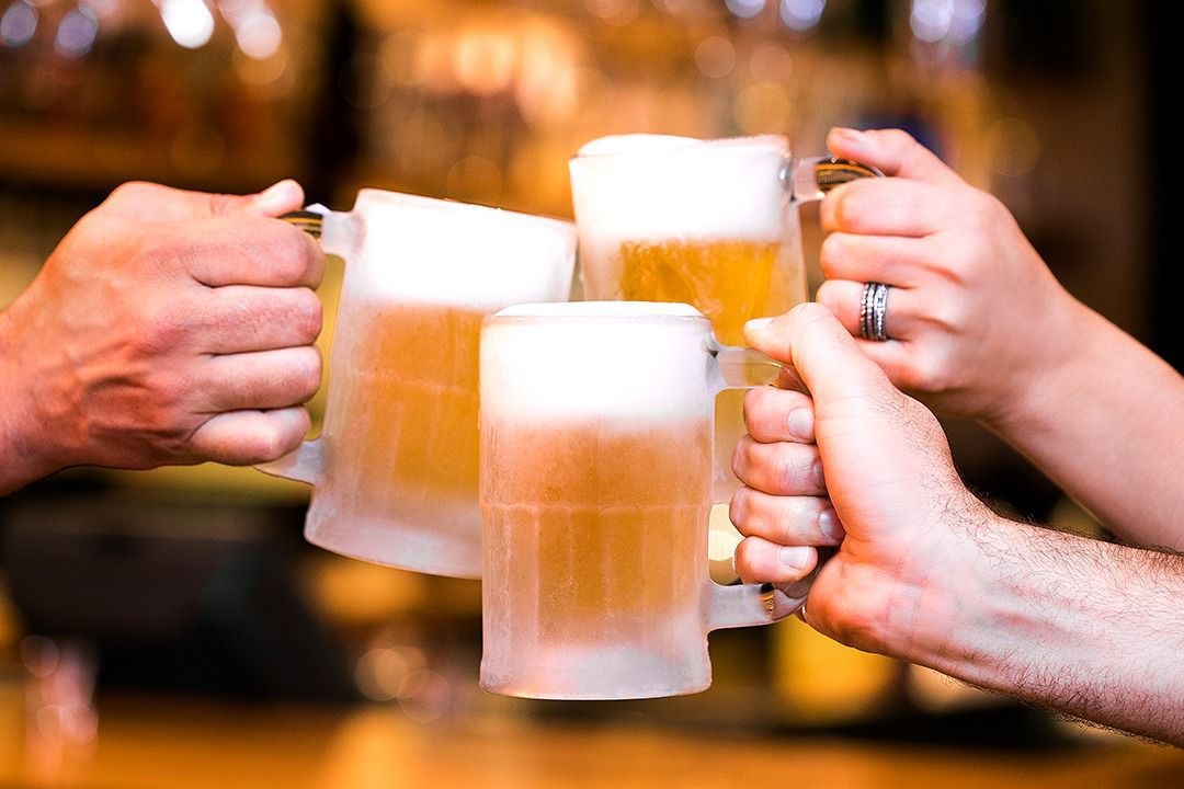 Clientes poderão aproveitar o icônico chopp na caneca congelada pela metade do preço das 17h até o fechamento dos restaurantes.
