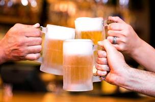 Clientes poderão aproveitar o icônico chopp na caneca congelada pela metade do preço das 17h até o fechamento dos restaurantes. (Foto: Reprodução)