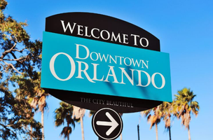 Descubra as atrações essenciais para suas férias em Orlando, onde a diversão e a magia se encontram. Prepare-se para explorar parques temáticos incríveis, experiências educativas e momentos inesquecíveis com sua família. (Foto: Reprodução/Canva Pro)