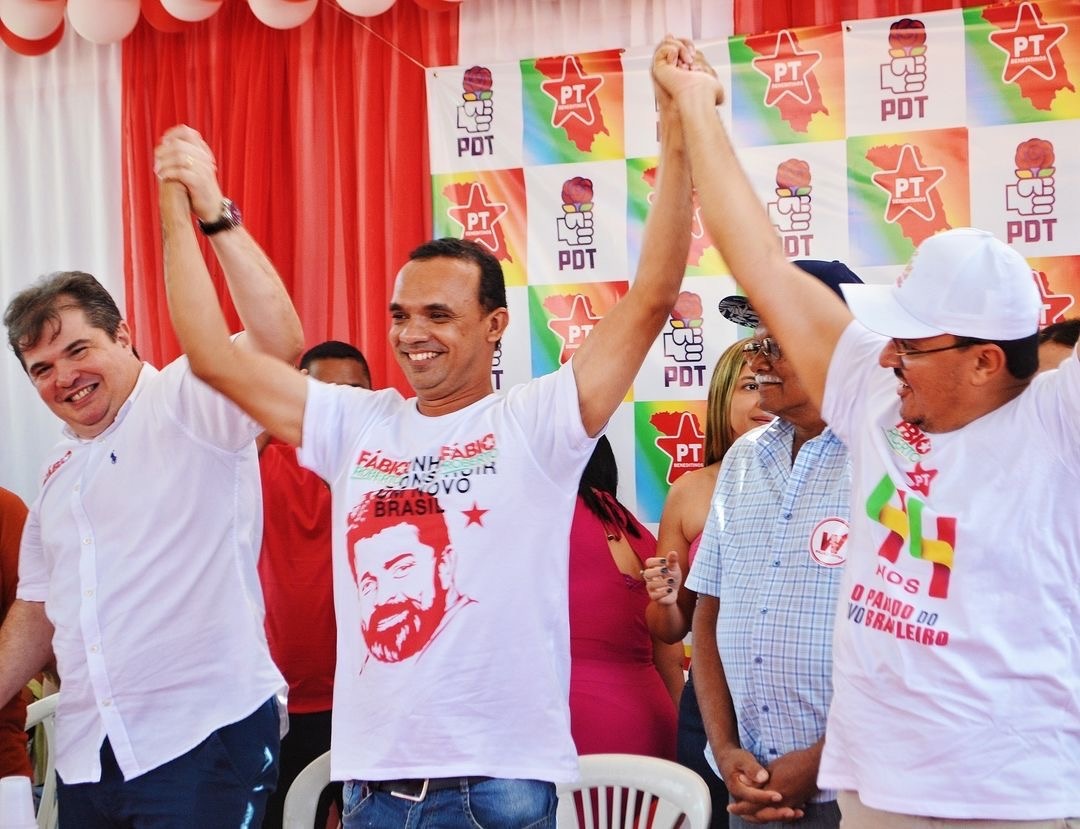 Fábio Roberto festejando sua grande performance eleitoral