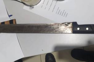 Faca usada para esfaquear a vítima. (Foto: Reprodução)