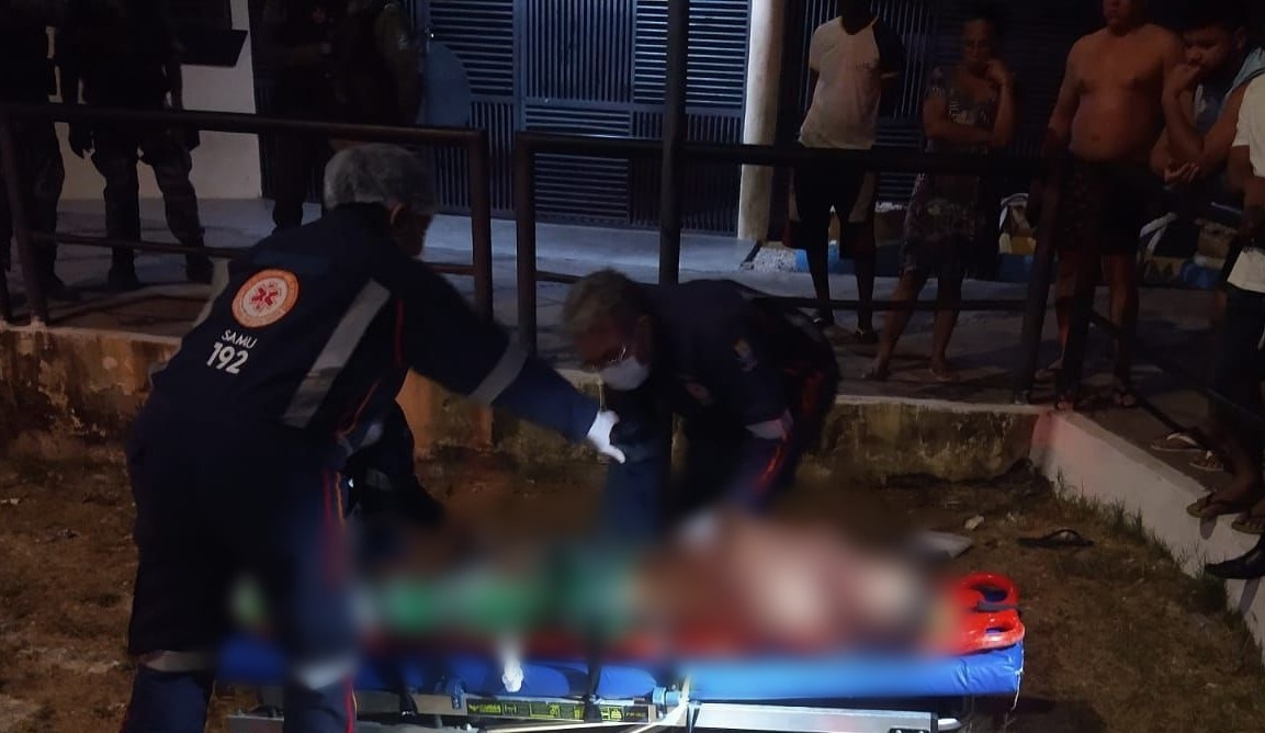Homem é baleado no rosto em frente a teatro de Teresina