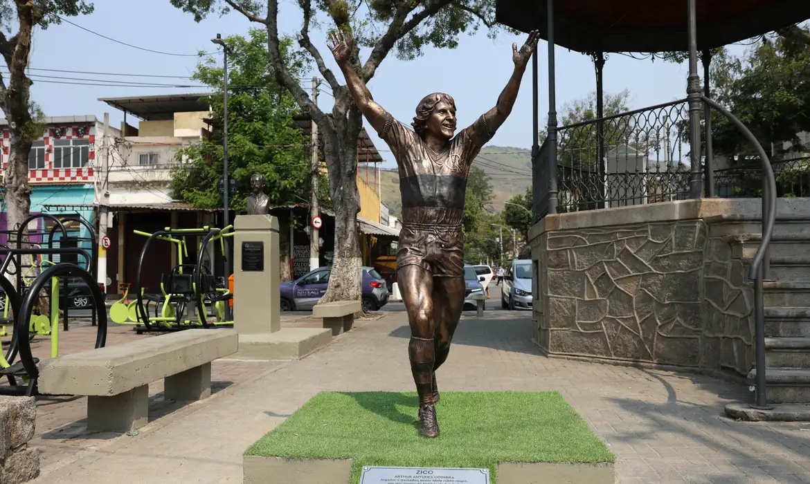 Homenagem ao “Galinho de Quintino” celebra a conexão profunda entre o ídolo do futebol e sua comunidade natal.
