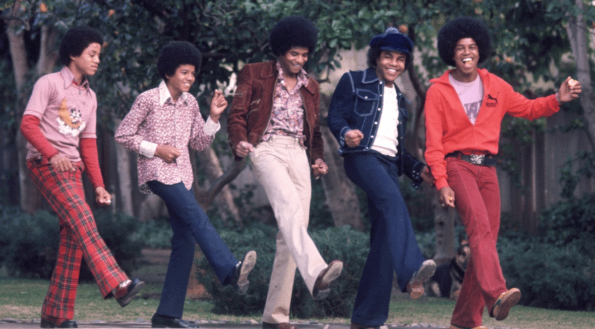 Irmão de Michael Jackson prestam homenagem ao cantor.