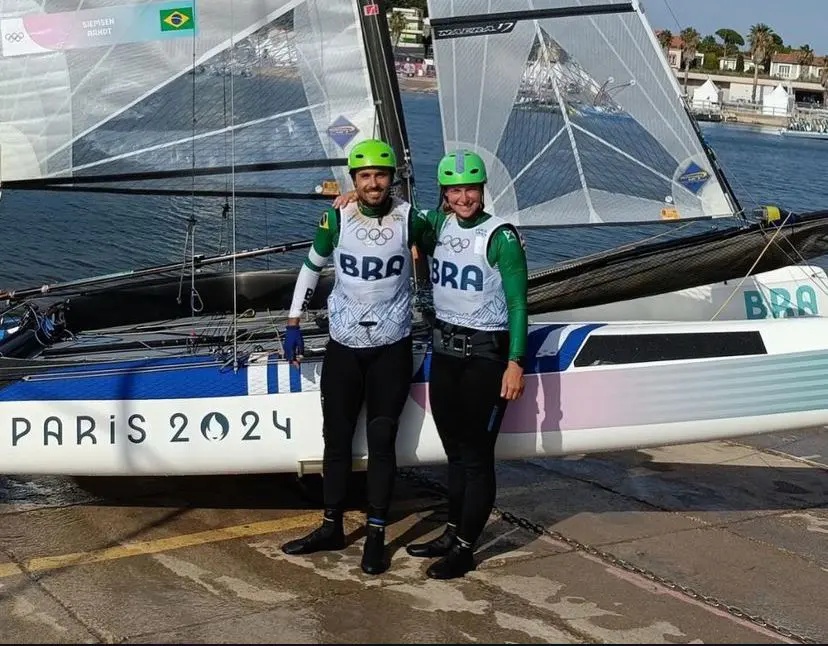 João Siemsen e Marina Arndt posam em frente a Chitãozinho e Xororó