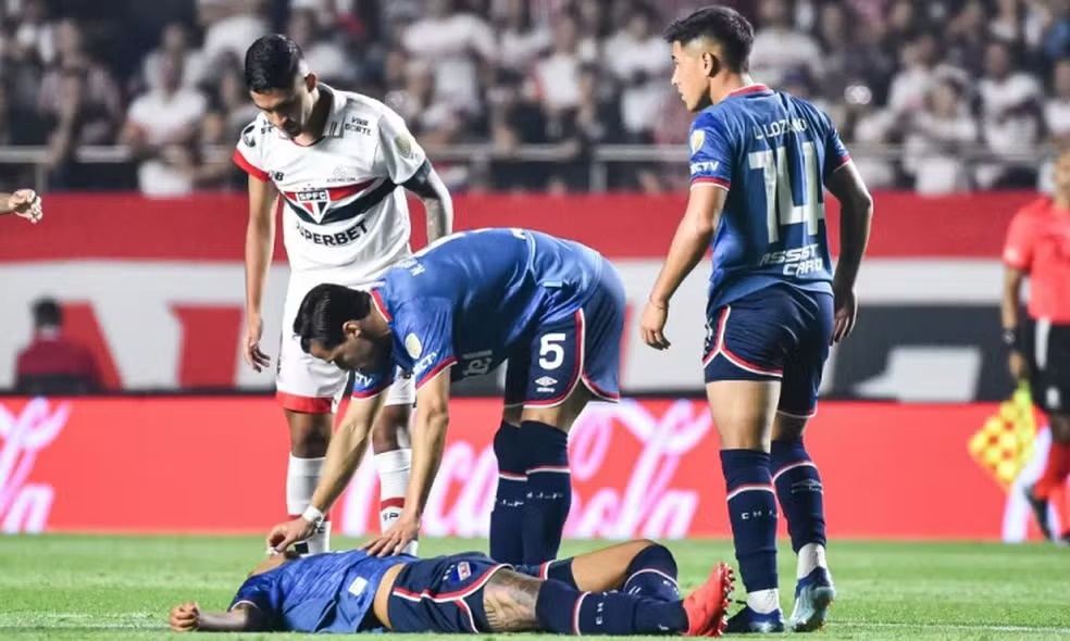 Juan Izquierdo, do Nacional do Uruguai, passa mal durante partida contra o São Paulo no Morumbi