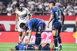 Juan Izquierdo, do Nacional do Uruguai, passa mal durante partida contra o São Paulo no Morumbi (Foto: ROBERTO CASIMIRO/FOTOARENA/FOTOARENA/ESTADÃO CONTEÚDO)