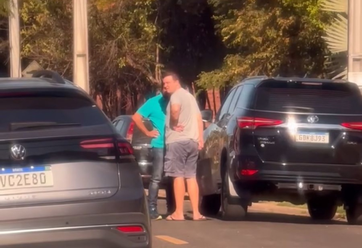 Junno tira a sacola com o dinheiro do carro…o promotor olha para trás, mas não vê que um parceiro de Junno o filma…