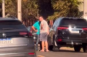Junno tira a sacola com o dinheiro do carro…o promotor olha para trás, mas não vê que um parceiro de Junno o filma… (Foto: Reprodução)