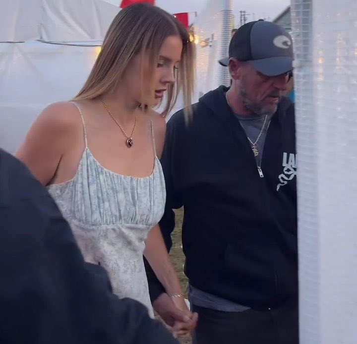 Lana Del Rey é flagrada com suposto novo namorado e aparência do homem chama atenção