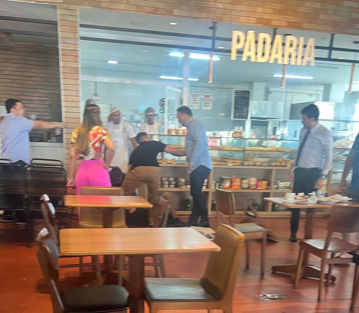 Marciano Arrais após derrubar Helder e ser separado em briga, Helder fica derrubado no chão.