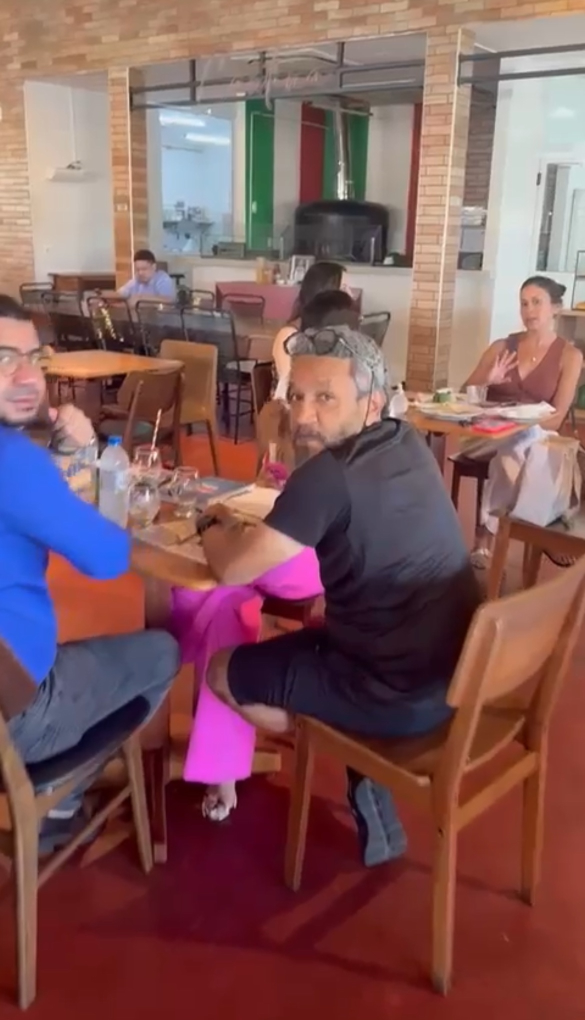 Momento em que Helder Eugênio e Salomão são surpreendidos pelo Xico Prime que já chega provocando