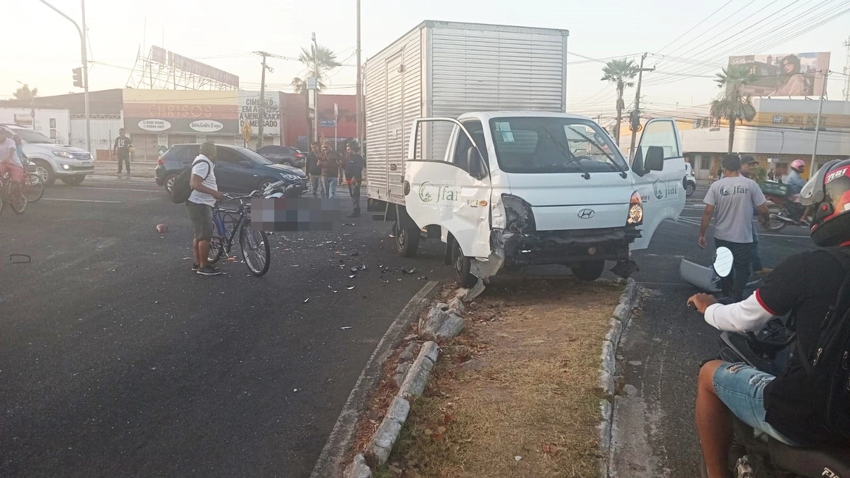 Motociclista fica em estado grave após colidir contra caminhão na avenida João XVIII
